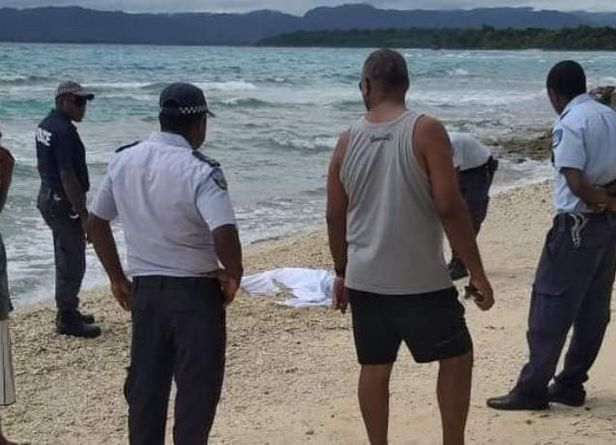 지난 11일(현지 시각) 남태평양 바누아투의 에파테섬 해변에서 발견된 시신. 이후 검사 과정에서 코로나 바이러스가 검출된 것으로 나타났다. /바누아투경찰