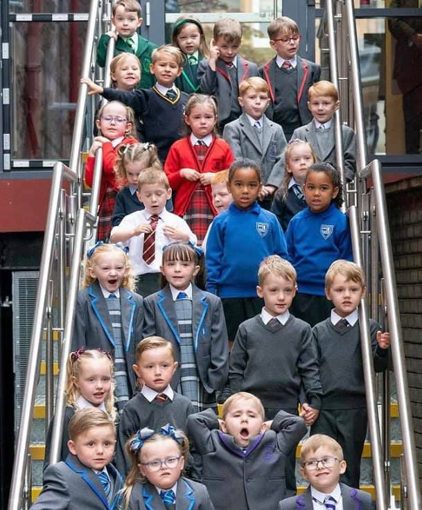 지난 11일(현지 시각) 올해 영국 스코틀랜드 인버클라이드 지역에서 초등학교에 동시 입학하는 쌍둥이들이 함께 사진을 촬영하고 있는 모습./Emz Fish 페이스북