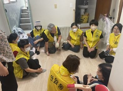 봉사 후 어르신과 얘기를 나누고 있는 모습