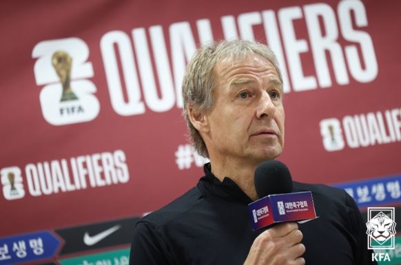 지난 16일 싱가포르와의 경기 전 사전 인터뷰에 임하고 있는 클린스만 감독의 모습.