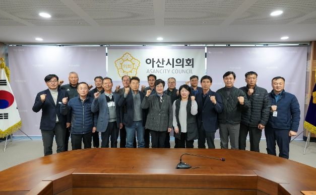 간담회 후 기념촬영하고 있다.