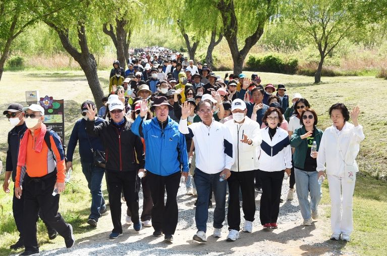 부산 사상구, 낙동강정원을 따라 2천여 명 주민 걸으며 힐링