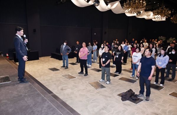 - 안병구 밀양시장이 29일 호텔 아리나에서 진행된 공무직 연찬회에서 인사말을 하고 있다.