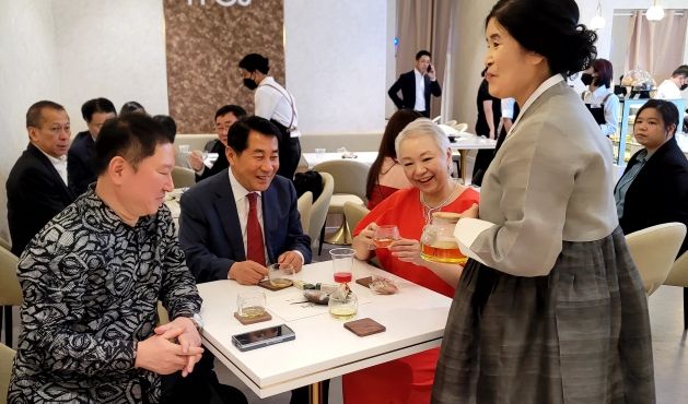 MOV그룹 김기경 의장, 나동연 양산시장, 모브아시아(MOV ASIA) 진추하 회장, 한뫼꽃차 전학연 대표