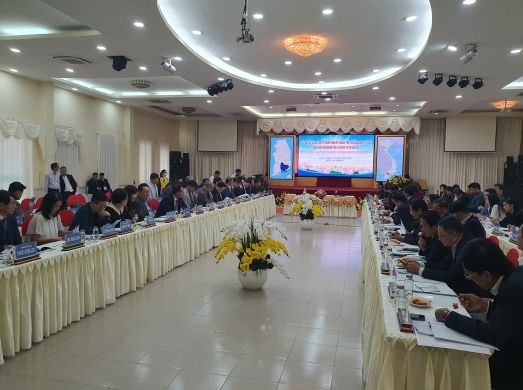 사진 좌측 정면 맨앞 나동연 시장, 우측 정면 맨앞 ‘응웬 반 웃’인민위원장