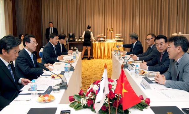 베트남을 방문 중인 김영록 전라남도지사가 23일(현지시간) 호치민 라벨라 사이공 호텔에서 고상구 K&K 글로벌 트레이딩 회장, 신영화 K-마켓 총괄사장, 서윤호 창대 F&B 대표, 박민철 aT 아세안지역 본부장 등 관계자와 농수산 식품 수출 확대협력을 위한 간담회를 하고 있다.