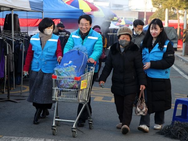 강진원 강진군수가 소상공인을 격려하고 의견을 청취하기 위해 강진읍 전통시장을 방문한 현장.