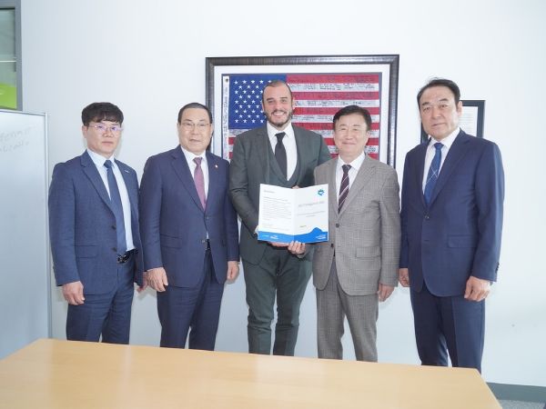 홍보단은 노아블룸 시장에게 2026여수세계섬박람회 공식 1호 초청장을 전달했다.