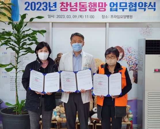 1. 업무협약식 기념 사진 촬영 중이다.