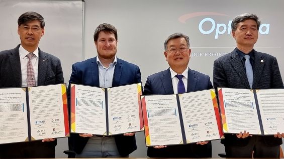 경남 밀양시는 체코 남모라비아주 브르노시에 위치한 테스칸사를 방문해 상호협력관계 구축을 위한 업무협약을 체결했다.(왼쪽부터 신훈규 한국현미경학회장, 안토닌 덴 테스칸사 마케팅이사, 박일호 밀양시장, 임재하 경남테크노파크 나노융합본부장)