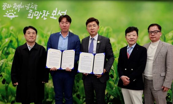 왼쪽부터 이관학 감독, 고태영 (주)스타지오네코리아 대표, 김철우 보성군수, 김동주 총괄감독, 박철용 투자총괄