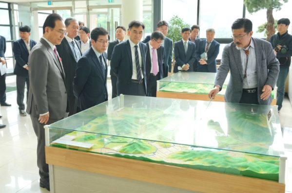 박상돈 천안시장이 28일 국립축산과학원에서 최상대 기획재정부 2차관을 만나 현장을 둘러보고 있다.