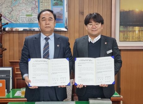 조현홍 군수 권한대행(좌)과 권현재 노조위원장(우)이 협약 체결 사진촬영을 하고 있다.