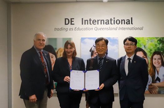 철원군은 지난 3월 23일부터 4월 1일까지 이현종 철원군수를 단장으로 한 11명의 국제교류 확대 및 우수사례 벤치마킹 추진단을 구성하여 싱가포르와 호주를 방문했다. 사진은 퀸즐랜드 주 교육부와 해외영어캠프 재추진을 위한 협약. 왼쪽부터 잭 스타티스 국제교육국장, 피아 세인트 클레어 차관, 이현종 철원군수, 신민호 철원군 인재육성과장.