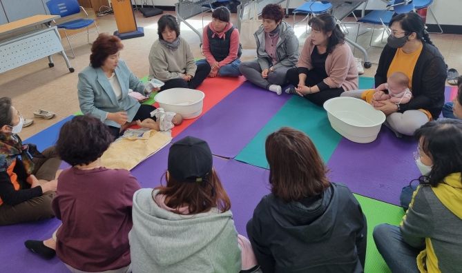 신생아 돌보기 중 목욕법 실습 모습