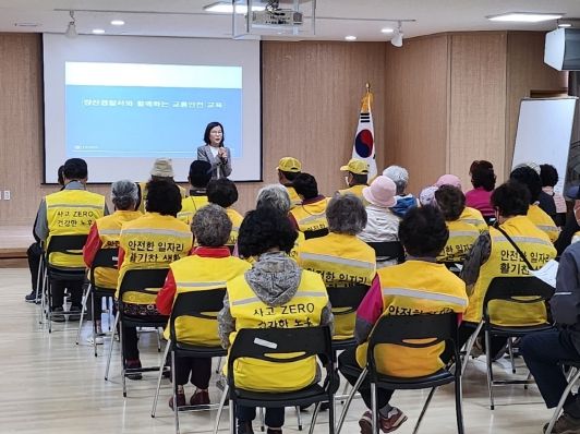 1. 강서동 노인일자리사업 참여자 활동 및 교통안전 교육