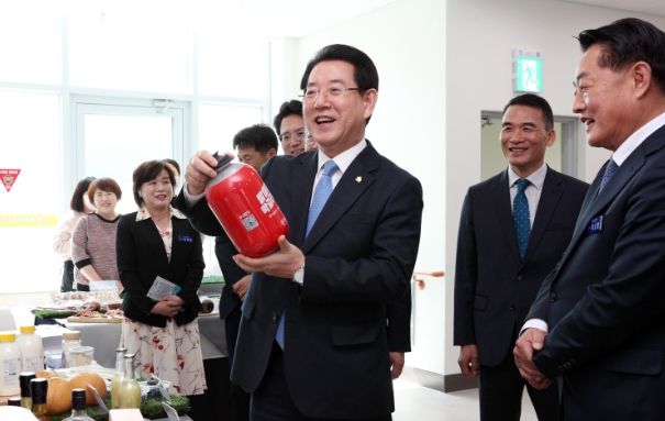 김영록 전라남도지사가 17일 오후 ‘도민과 더 가까이, 행복한 만남’을 위해 곡성 반디비체육센터에서 곡성군민과 함께하는 2023 도민과의 대화에서 곡성군 농특산물을 살펴보고 있다.