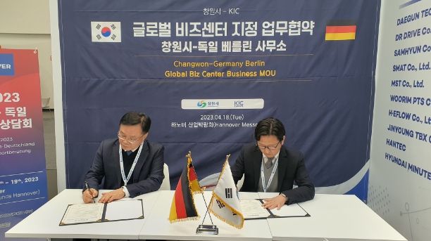 18일 하노버 Messe 창원시 공동관에서 홍남표 창원특례시장과 황종운 KIC유럽센터 대표가 글로벌 비즈센터 지정 업무협약서에 서명하고 있다.