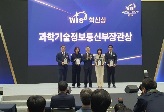 포항시는 19~21일 서울 코엑스에서 열리는 국내 최대 ICT 융합산업 전시회인 ‘2023 월드 IT쇼(World IT Show, WIS 2023)’에 포항관을 마련해 지역 기업을 위한 혁신 기술 홍보의 장을 마련했다.