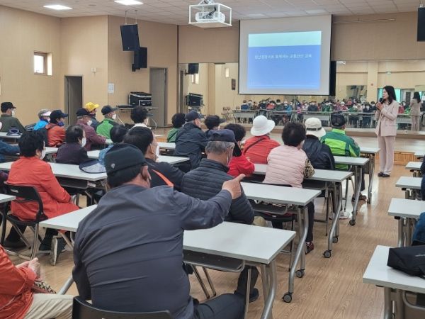 덕계동 행정복지센터에서 진행된 노인일자리 사업 참여자 교통안전교육