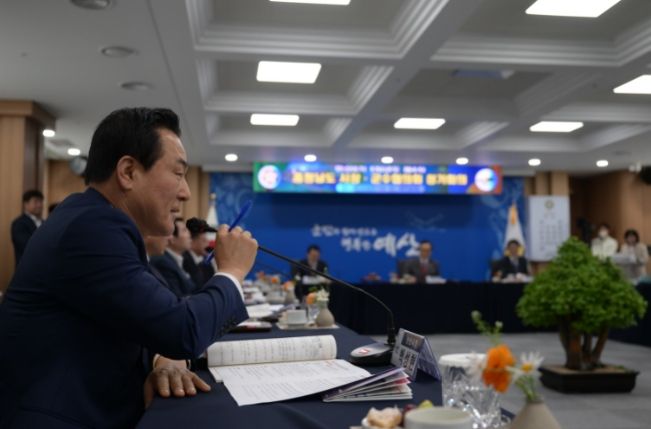 시장군수협의회에서 발언 중인 백성현 논산시장