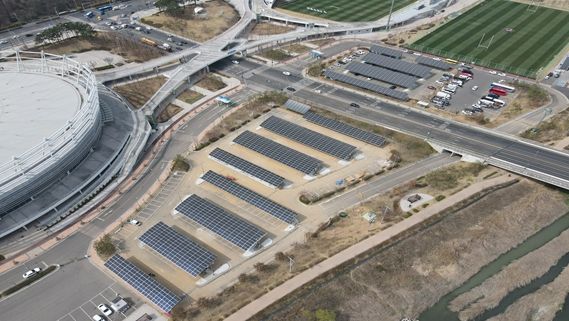 태양광설비가 설치된 남동경기장 전경