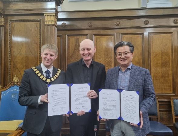 유성구가 4월 28일 영국 랭커셔주 프레스턴시와 우호협력 협약을 체결한 가운데, 정용래 유성구청장(오른쪽)이 Matthew Brown 프레스턴 시의회 의장(가운데)과 Neil Darby 프레스턴시장(왼쪽)과 기념촬영을 하고 있다.