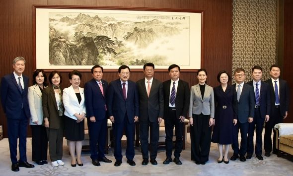 ‘동아시아 문화도시 미디어 & 인플루언서 투어’의 일환으로 27일 중국 양저우 영빈관 호텔에서 열린 ‘동아시아 문화도시’ 시장간 대화 행사에서 참가들이 기념촬영을 하고 있다.