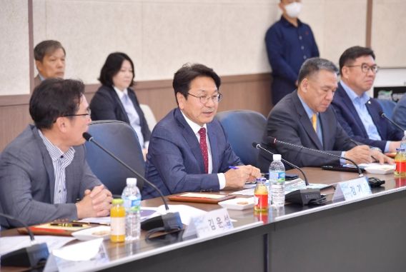 강기정 광주광역시장이 10일 오후 광산구 광주그린카진흥원 글로벌비즈니스센터에서열린 '모빌리티 산업혁신 추진위원회 2차 회의'에 참석해 인사말을 하고 있다.