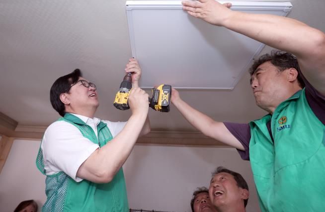 박일하 동작구청장이 작년 8월 신대방1동 지하주택에서 사랑의 집 고쳐주기 봉사활동을 하고 있다