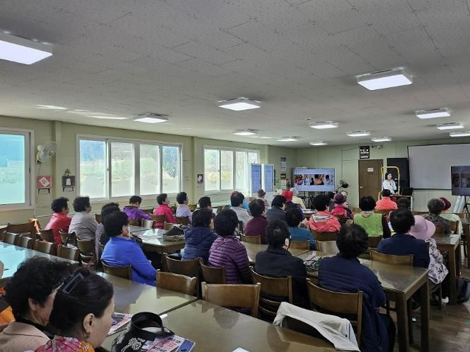 팔금노인대학에서 결핵 예방 교육 하는 모습