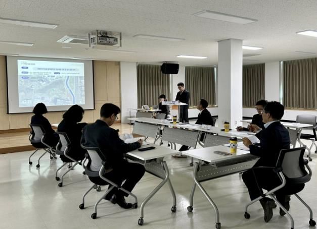 장현유수지2호를 문화공연장으로 탈바꿈하기 위한 용역 착수 보고회 모습