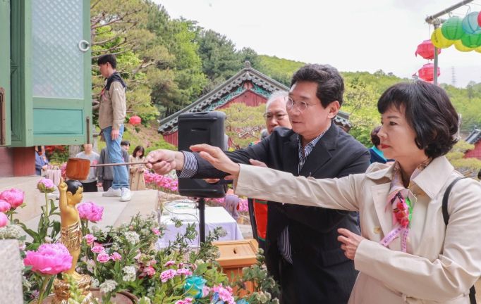 이상일 용인특례시장은 5일 ‘부처님 오신 날’을 맞아 화운사 등 지역 사찰 3곳을 방문해 참배하고 불자, 시민들과 함께 부처님의 탄신을 축하했다