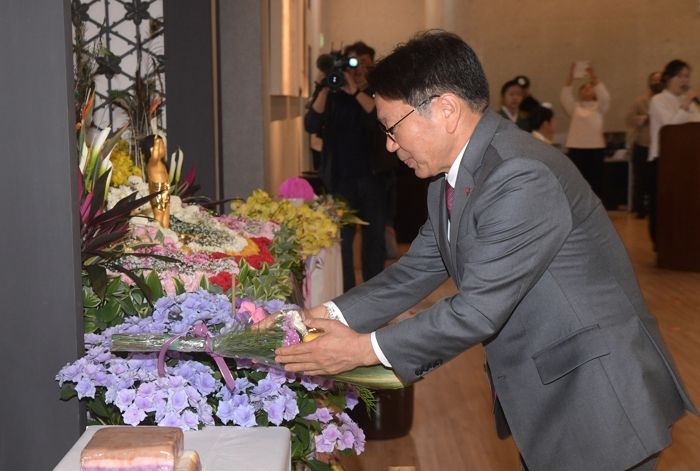 강기정 광주광역시장이 불기 2569년 ‘부처님 오신 날’인 5일 서구 무각사에서 열린 봉축법요식에 참석해 헌화하고 있다.