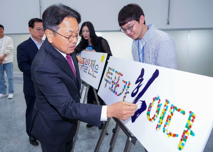 강기정 광주광역시장이 8일 오후 시청 대회의실에서 열린 '5월 정례조회'에 앞서 '광주시 투표참여 캠페인' 일환으로 슬로건에 스티커를 붙이며 캠페인의 의미를 되새기고 있다./광주광역시 제공