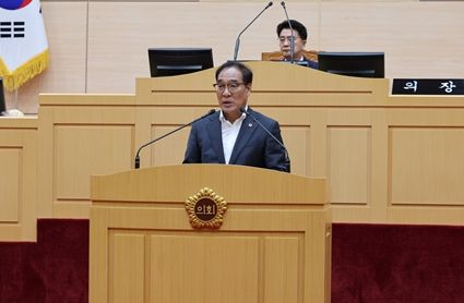 5월 9일 김회식 도의원이 전라남도의회 본회의장에서 촉구건의안 제안설명을 하고 있다.