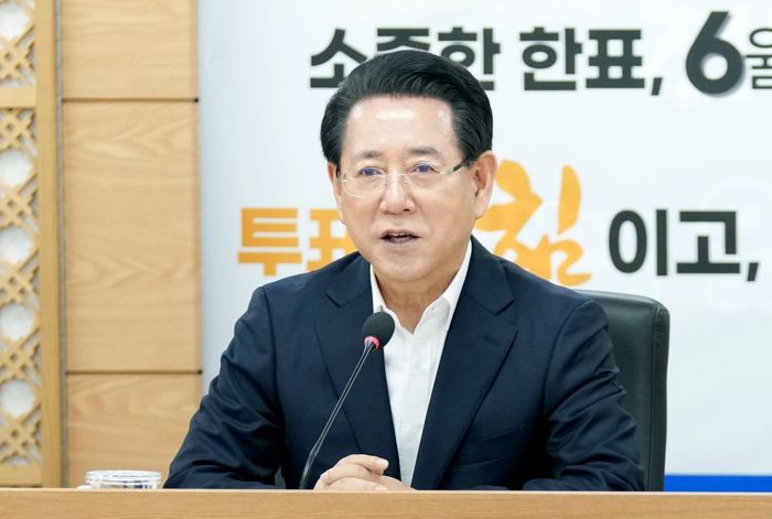 김영록 전라남도지사가 10일 오전 도청 정철실에서 실·국장 및 영상으로 연결된 시군 부단체장이 참석한 가운데 제21대 대통령선거 투표참여 독려 대책회의를 주재하고 있다.