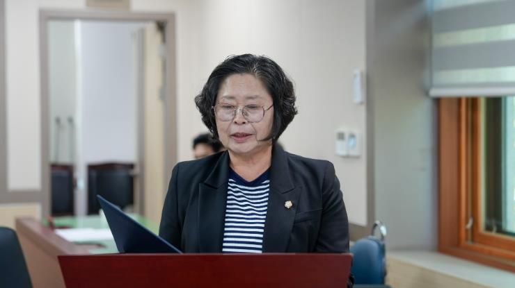 괴산군의회 의원 공무국외출장 규칙 전부개정 발의하는 송영순 의원.