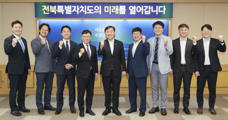 세계 최고의 의료기관인 미국 메이요클리닉의 신경공학·정밀수술 연구소장 켄달 리(Kendall Lee) 교수 등 4명의 방문단이 22일 전북특별자치도청을 방문하여 김관영 도지사와 기업 유치 및 공동 연구개발 방안 등을 논의하고 있다.