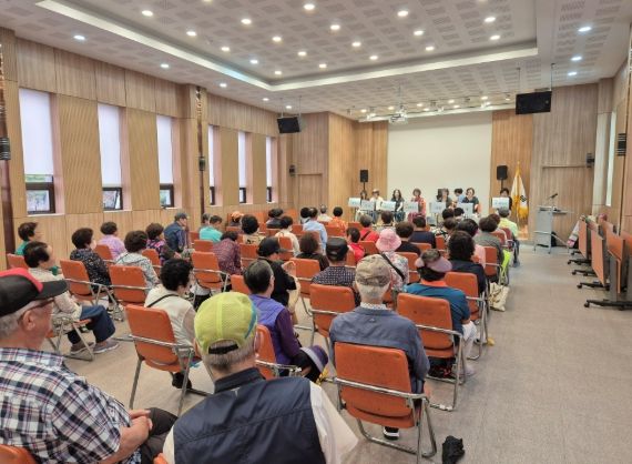 양산시 중앙도서관 ‘담쟁이웃음꽃 낭독극단’ 재능기부 공연