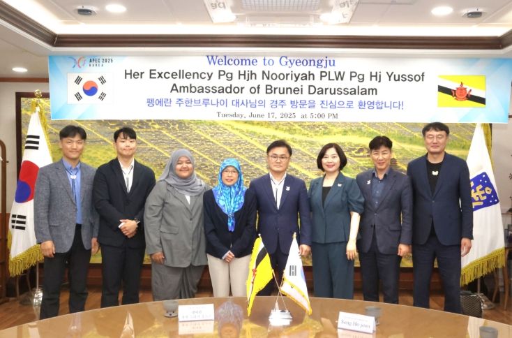 펭에란 하자 누리야 유소프 주한 브루나이대사(왼쪽)와 송호준 경주부시장(오른쪽)이 17일 경주시청에서 환담을 나눈 뒤 기념품을 교환하고 있다.