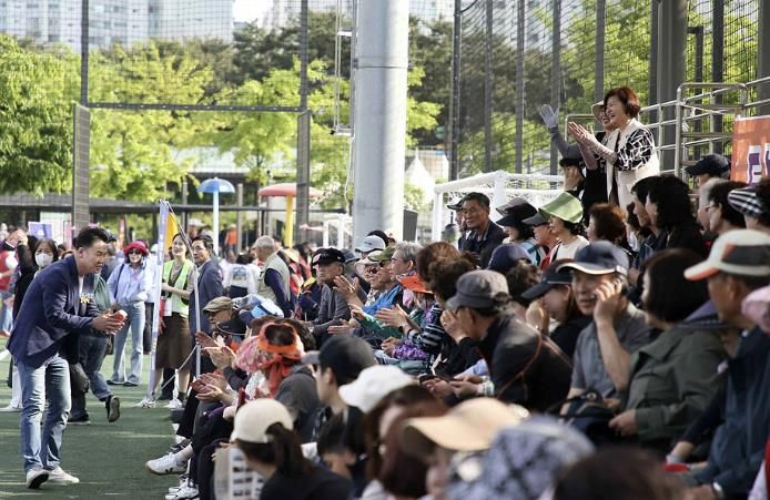 지난해 도봉구민의 날 행사에서 오언석 도봉구청장이 주민들과 인사를 나누고 있다