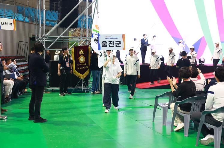지난 9월 19일부터 21일까지 김천시 일원에서 열린 제35회 경북도민생활체육대축전에 출전한 울진군 선수단이 입장하고 있다