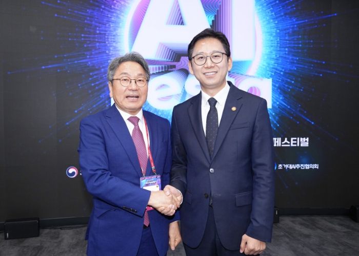강기정 광주광역시장이 30일 서울 코엑스에서 열린 ‘AI 페스타(Festa) 2025’에 참석해 배경훈 과학기술정보통신부 장관과 환담을 나누고 있다. /광주광역시 제공