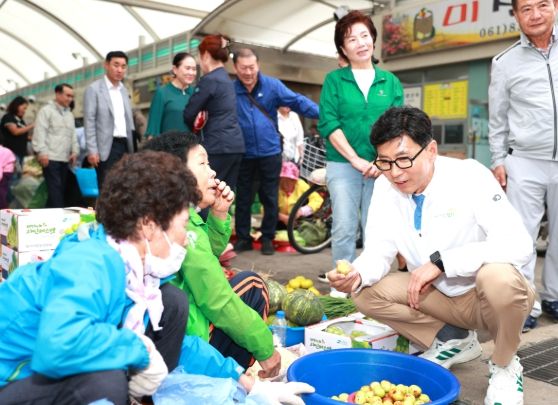 보성군, 추석맞이 전통시장 장보기 행사 추진_2일 녹차골보성향토시장에서 김철우 보성군수를 비롯해 보성군의회 의원, 관내 기관·단체 관계자, 공직자 등 300여 명이 참여해 제수와 지역 특산물을 구매하며 상인들을 격려했다