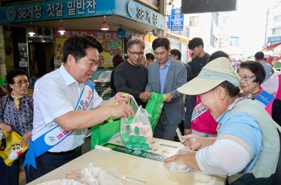 오세현 아산시장, 추석 앞두고 전통시장 장보기 나서