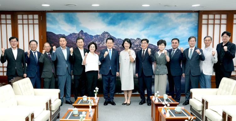 제6차 전남RISE위원회 환담-전라남도는 지역혁신중심 대학지원체계(RISE)에 국비 54억 원을 추가 확보해 2025년도 전남RISE 사업비가 727억 원 규모로 확대됐다고 밝혔다. 사진은 김영록 전남도지사가 지난 9월 2일 도청 접견실에서 전남 RISE위원회 공동위원장인 이주희 동신대학교 총장을 비롯한 도내 대학 총장들과 환담을 마치고 기념촬영을 하는 모습