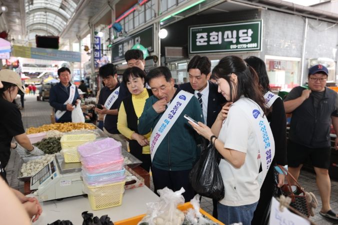 송기섭 진천군수 전통시장 장보기 행사