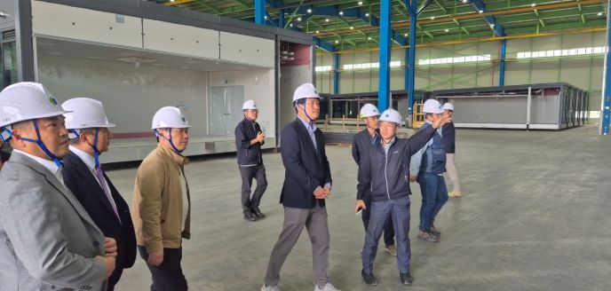 강범석 서구청장, 검단구 임시청사 모듈러 공장 방문