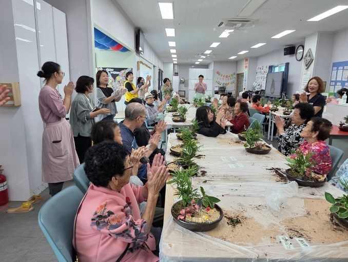 지난 9월 23일부터 10월 1일까지 관내 5개 노인주간보호센터 65세 이상 어르신 152명을 대상으로 ‘찾아가는 실버세대 치유 원예교실’을 진행했다고 밝혔다.